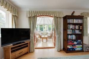 ein Wohnzimmer mit Flachbildfernseher in der Unterkunft Oak Tree Cottage, Charming, Rural New Forest Home in Boldre