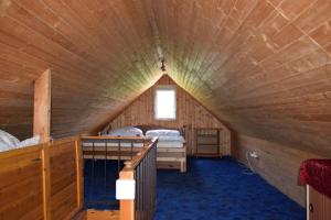 een kamer met 2 bedden in een houten huis bij Chata Janov in Janov