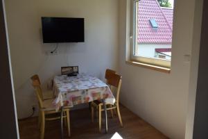 een eetkamer met een tafel en stoelen en een raam bij Chata Janov in Janov