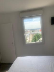 Belle chambre privée dans un appartement à Nogent sur Marne tesisinde bir odada yatak veya yataklar
