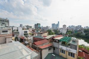 einen Blick auf die Stadt vom Dach eines Gebäudes in der Unterkunft Lakeside House 2 in Hanoi