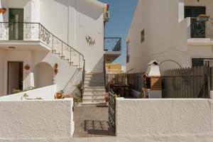 una scala che porta a una casa bianca di Casa da Lota 1º, by Casas do Verão a Manta Rota