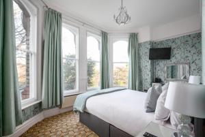 Postel nebo postele na pokoji v ubytování Sefton Park Hotel