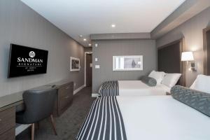 聖約翰斯的住宿－Sandman Signature St. John's Hotel，酒店客房配有两张床和一张书桌