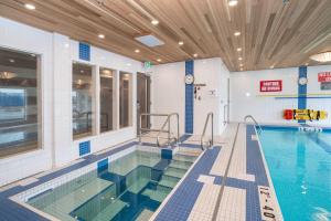 una grande piscina con piscina di Sandman Signature St. John's Hotel a St. John's