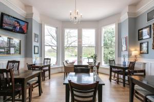TV a/nebo společenská místnost v ubytování Sefton Park Hotel