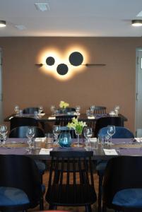 Reštaurácia alebo iné gastronomické zariadenie v ubytovaní Hotel Perła