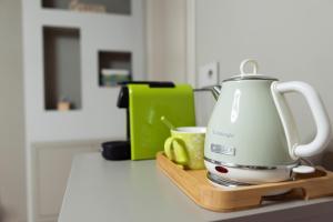 czajnik do herbaty na desce cięcia na blacie kuchennym w obiekcie Interno 6 Guest House w mieście Cuneo