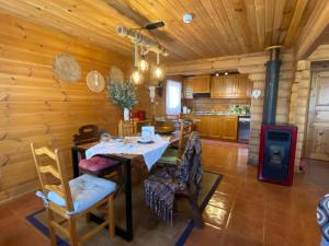 Cortes do Meio的住宿－Chalé 21，厨房以及带桌椅的用餐室。