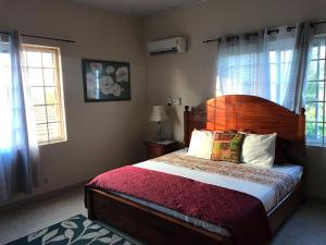 Letto o letti in una camera di Coconut Pointe Villa & Beach Resort