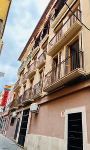 un edificio con balcones en un lateral en Apartamento Sant Roc, en Benidorm