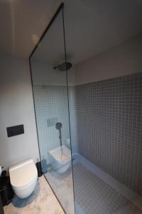Koupelna v ubytování Icon Beach Suites Hotel Sovalye Island