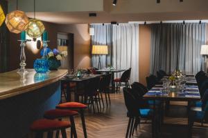 Reštaurácia alebo iné gastronomické zariadenie v ubytovaní Hotel Perła