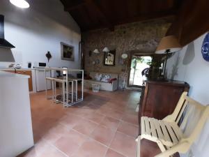 Il comprend une cuisine et un salon avec une table et des chaises. dans l'établissement A Casa da Gombra, à Villanueva de Arosa