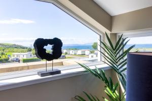 a large window with a wreath on a window sill at Arran View Apartment at Heads of Ayr in Ayr