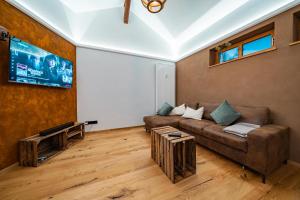 uma sala de estar com um sofá e uma televisão em Alte Schmiede auf dem Land - Janks 11A em Witzenhausen