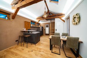 uma cozinha e sala de jantar com mesa e cadeiras em Fewo Janks I 11A-Remise I Alte Schmiede -Tinyhouse em Witzenhausen