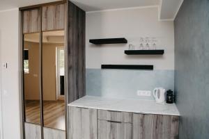 una cucina con bancone e porta a vetri di Hotel Vesiroos a Pärnu