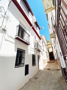 eine Gasse in einer Stadt mit weißen Gebäuden in der Unterkunft Apartamentos Indalo a los pies del Albaicín in Granada
