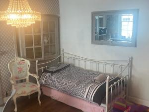 バースにあるGeorgian city apartment at Thomas Street double bedroom and two single trundle bedsのベッドルーム1室(ベッド1台、椅子、鏡付)