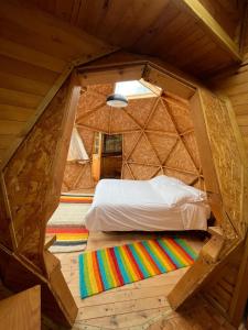 an overhead view of a bedroom in a tree house at MonteLuna Glamping in Choachí