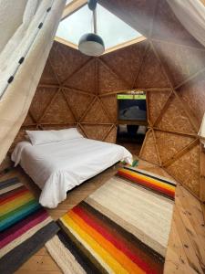 a bedroom with a bed in a yurt at MonteLuna Glamping in Choachí