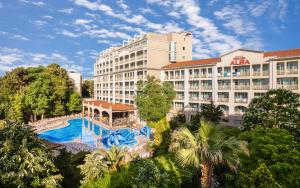 widok z powietrza na hotel z basenem w obiekcie Hotel Alba - All inclusive w Słonecznym Brzegu