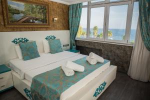 A bed or beds in a room at ERDEM HOTEL Még 20 kép