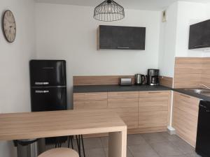 Кухня или мини-кухня в Superbe appartement et Parking proche du Centre du Monde
