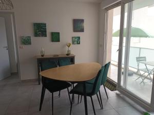 - une salle à manger avec une table et des chaises dans l'établissement Superbe appartement et Parking proche du Centre du Monde, à Perpignan