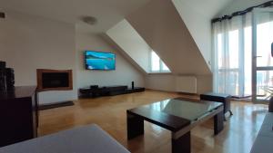 Telewizja i/lub zestaw kina domowego w obiekcie Apartament Prosta Kielce KLIMATYZACJA