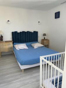 Postel nebo postele na pokoji v ubytování Les pieds dans l'eau