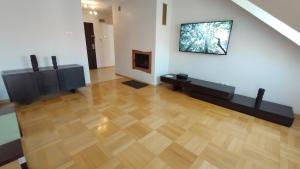 Telewizja i/lub zestaw kina domowego w obiekcie Apartament Prosta Kielce KLIMATYZACJA