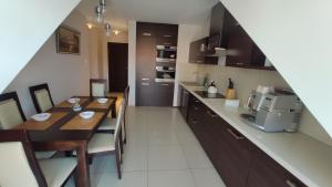 Kuchnia lub aneks kuchenny w obiekcie Apartament Prosta Kielce KLIMATYZACJA