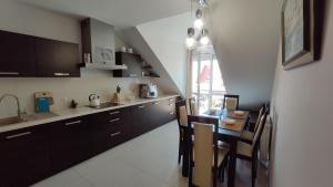 kuchnia ze stołem i jadalnią w obiekcie Apartament Prosta Kielce KLIMATYZACJA w Kielcach