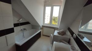 łazienka z wanną i umywalką w obiekcie Apartament Prosta Kielce KLIMATYZACJA w Kielcach +24 zdjęcia