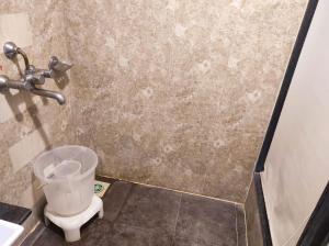 een badkamer met toilet en wastafel bij Hotel Vaishnavi in Solapur +84 foto's