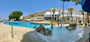 een groep mensen in een zwembad in een resort bij Casa Vista a Mar in Nerja
