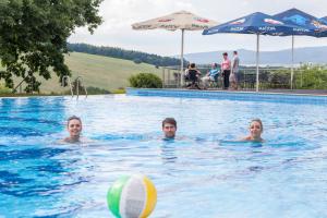 Bazén v ubytování Hotel Lázně Kostelec nebo v jeho okolí