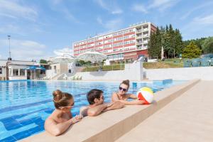 Bazén v ubytování Hotel Lázně Kostelec nebo v jeho okolí