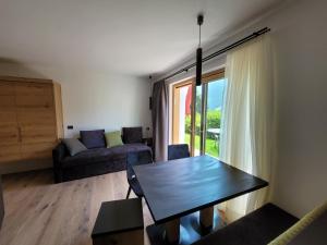 uma sala de estar com um sofá e uma mesa em Apartments Stlarida em Ortisei