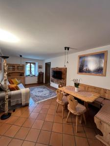 een woonkamer met een bank en een tafel bij DOLOMITI HOUSE STUBE in Fiera di Primiero