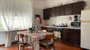 a kitchen with a table with a table cloth at Villetta Le Magnolie Lake Maggiore in Cocquio Trevisago
