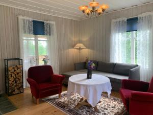Posezení v ubytování Bogärdan, cozy cabin by the Luleå River