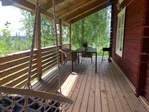 Balkón nebo terasa v ubytování Bogärdan, cozy cabin by the Luleå River
