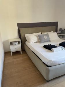 ein Schlafzimmer mit einem großen Bett und einem Nachttisch in der Unterkunft B&B Affaccio sul Vaticano in Rom