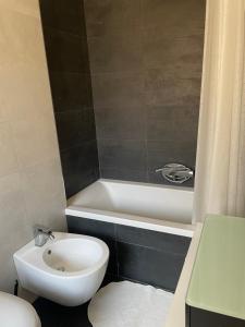 ein Badezimmer mit einem WC, einer Badewanne und einem Waschbecken in der Unterkunft B&B Affaccio sul Vaticano in Rom