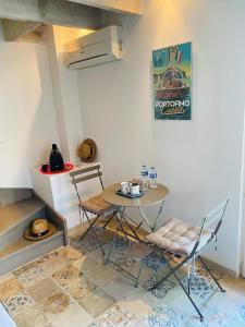 een kleine tafel en stoelen in een kamer met een fornuis bij Studio Tudo Bem in Villeneuve-lès-Avignon