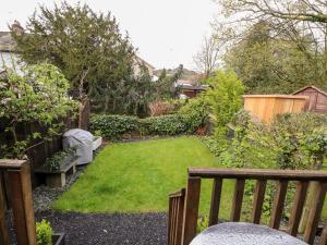 un pequeño jardín con banco y césped en Two The Chapel - Staveley en Staveley