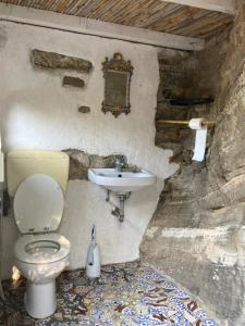 a bathroom with a toilet and a sink at Casa Nica in Ustica